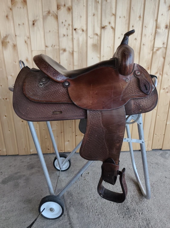Używane siodło western Crates Leather Co. — basket tooling na połach, clip D-ring, widok z lewej
