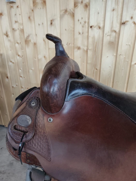 Medalion Crates Leather Co. i basket tooling na swellu — używane siodło western 15,5"