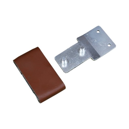 Zapinka do fenderów Blevins Buckle kasztan — metalowa zapinka ze skórzaną nakładką, widok rozłożony