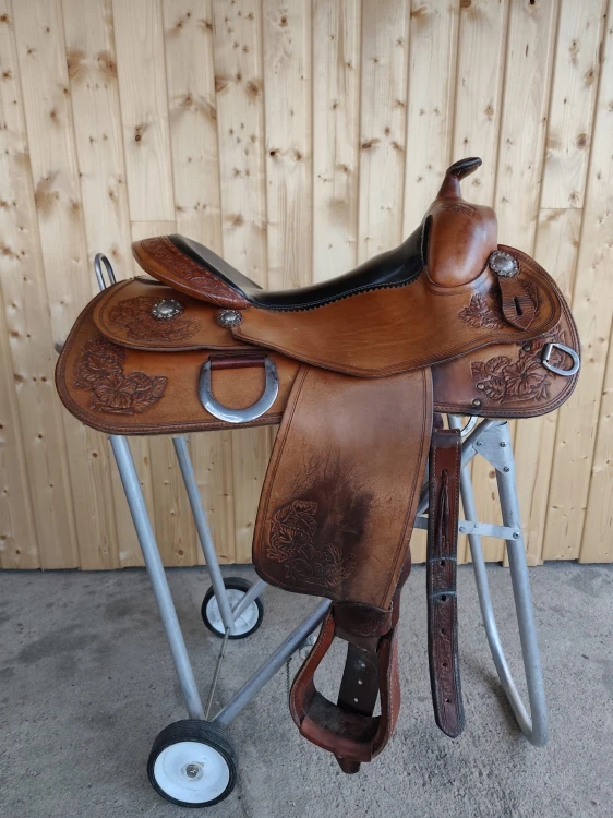 Używane siodło western Continental Equiflex 135 floral — czarne siedzisko, liście dębu i stokrotki