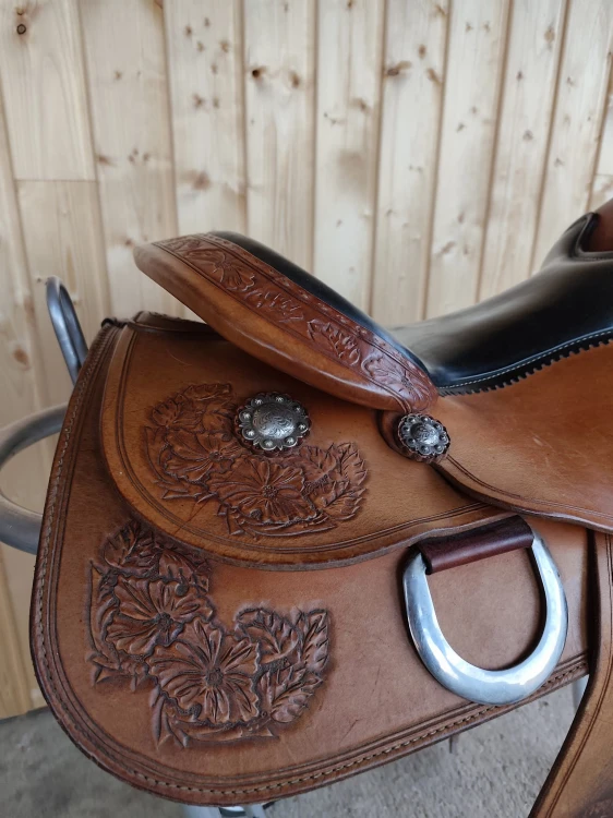 Pełny floral acanthus tooling i srebrne scalloped conchos siodła Continental Equiflex 135 UNIKAT