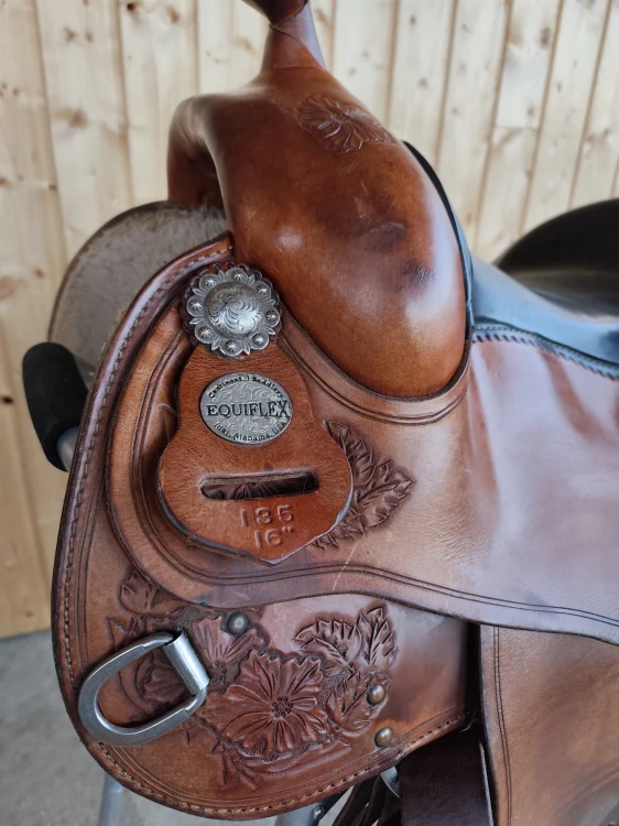 Medalion Continental Saddlery Equiflex Ider Alabama i stempel 135 16" — oryginalne siodło western