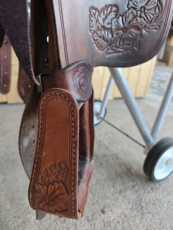 Pre-turned fender z floral toolingiem siodła Continental Equiflex 135 — detail wykończenia