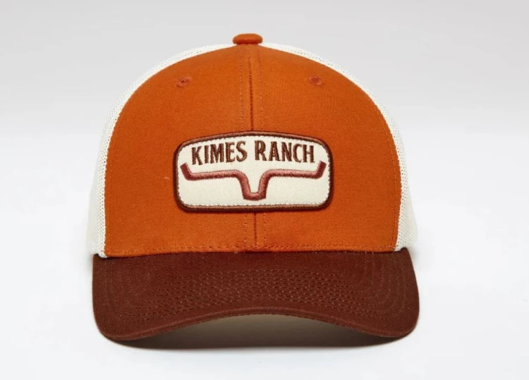 Czapka Kimes Ranch Rolling Trucker — haftowana naszywka twill patch Kimes Ranch z logo longhorn, burnt orange front