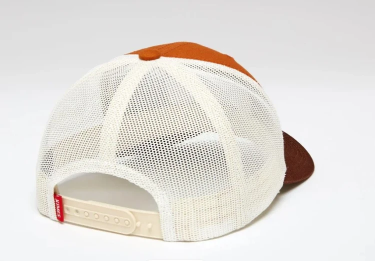 Czapka Kimes Ranch Rolling Trucker — kremowa siateczka z tyłu, regulowany snapback z czerwoną metką Kimes