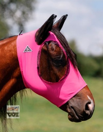 Różowa maska przeciw owadom Professional’s Choice Pink na głowie konia