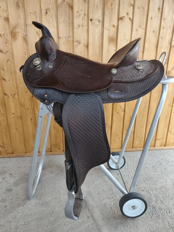 Używane siodło western ranch 15,5 cala z basket toolingiem – widok z boku
