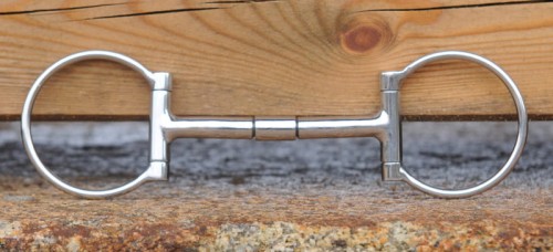 Wędzidło Snaffle Bit Billy Allen sztywny — widok z boku na desce, wyraźny sztywny ścięgierz bez złącza jointed, miedziane wstawki na złączach ring-ścięgierz