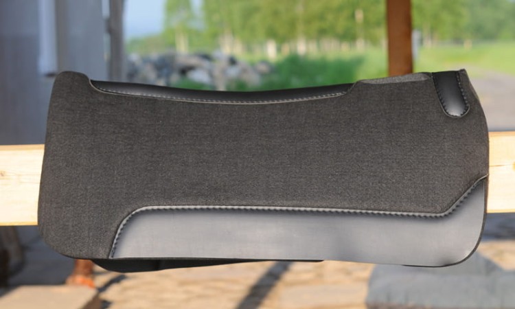 Pad western neoprenowy z filcem profilowany czarny — filc syntetyczny na wierzchu, neopren od spodu, wycięcie na kłąb