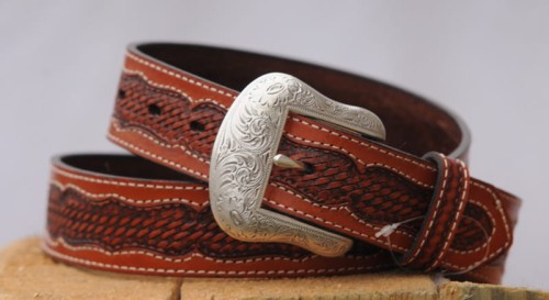 Pasek western basket weave skórzany — kasztan z naturalnymi krawędziami, białe przeszycie, duża srebrna klamra z grawerem scrollwork, widok z góry