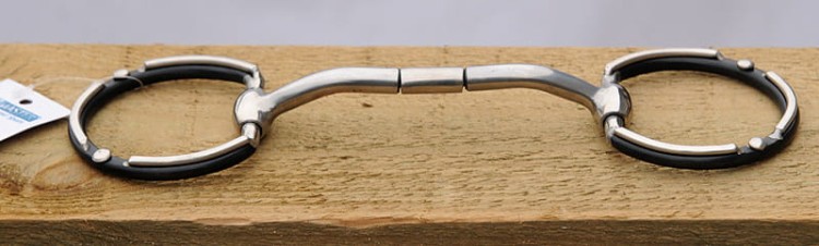 Wędzidło Billy Allen Offset Dee — widok frontalny na desce, symetryczne ringi Offset Dee, jointed Billy Allen ścięgierz sweet iron z miedzianymi wstawkami