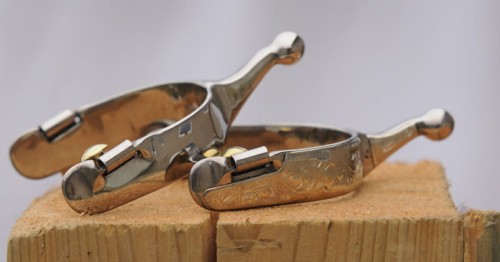 Para ostróg western ball end grawerowanych stal nierdzewna złoty button widok z góry — HorsePassion.pl