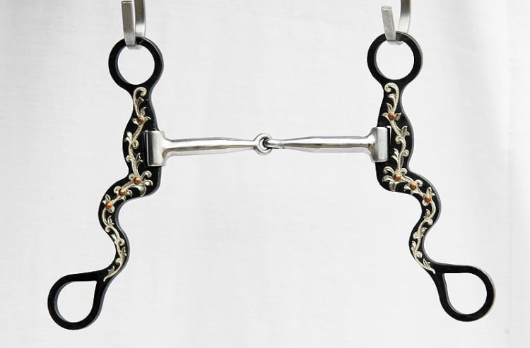 Czanka Snaffle Bit Flower 5" — widok frontalny, symetryczne czarne czanki z grawerem floral scrollwork na obu stronach, O-ringi górne, teardrop dolne